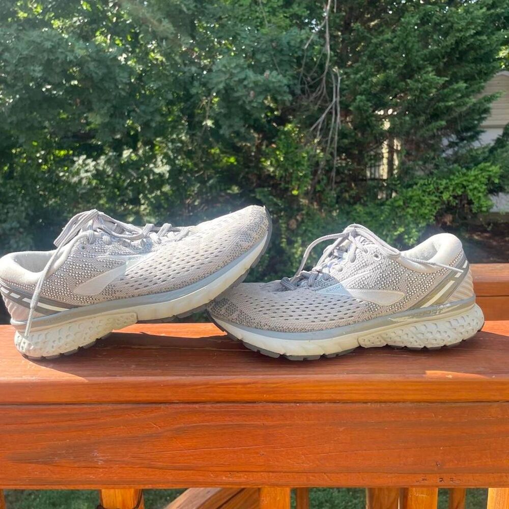 Brooks Women's 8.5 Grey and Silver Sneakers